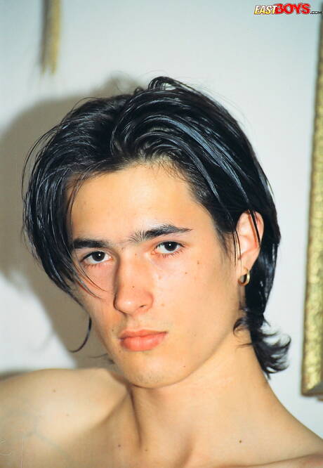 Il bel ragazzo Venca posa nudo