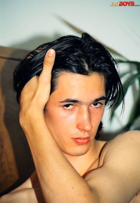 Il bel ragazzo Venca posa nudo