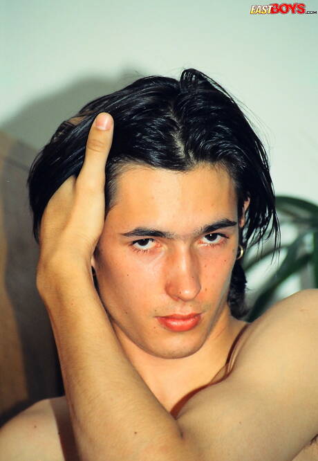 Il bel ragazzo Venca posa nudo