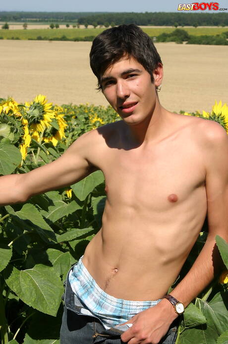 Jonge jongen Valerio wordt naakt en laat zijn mooie kont zien