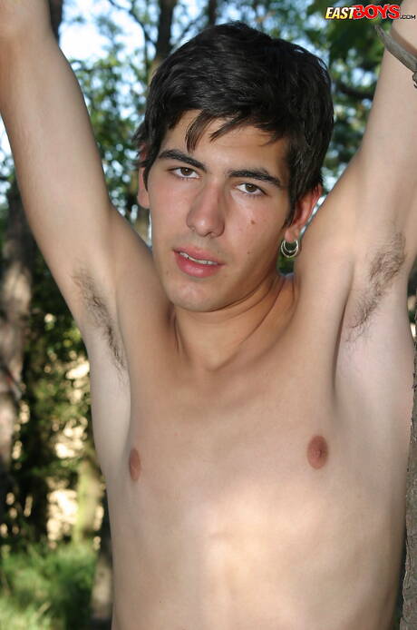 Jonge jongen Valerio wordt naakt en laat zijn mooie kont zien