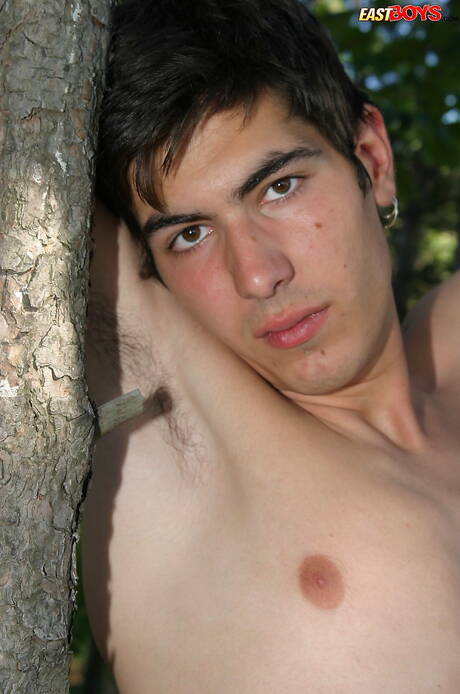 Jonge jongen Valerio wordt naakt en laat zijn mooie kont zien