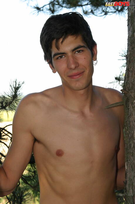 Jonge jongen Valerio wordt naakt en laat zijn mooie kont zien