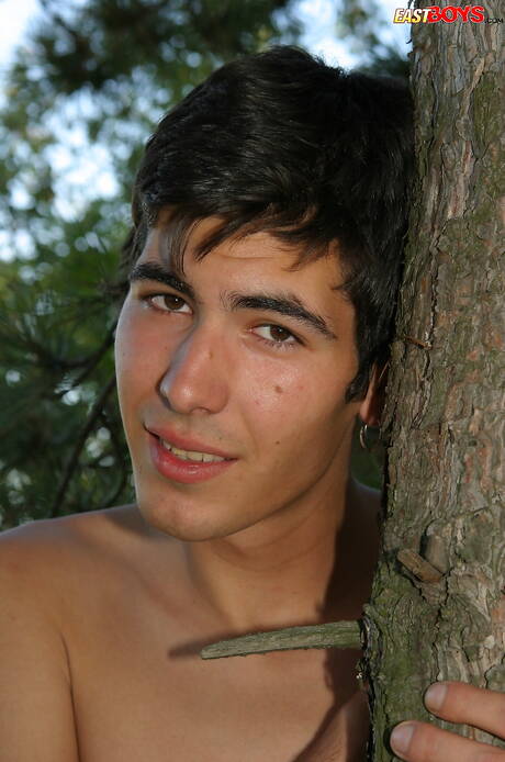 Jonge jongen Valerio wordt naakt en laat zijn mooie kont zien