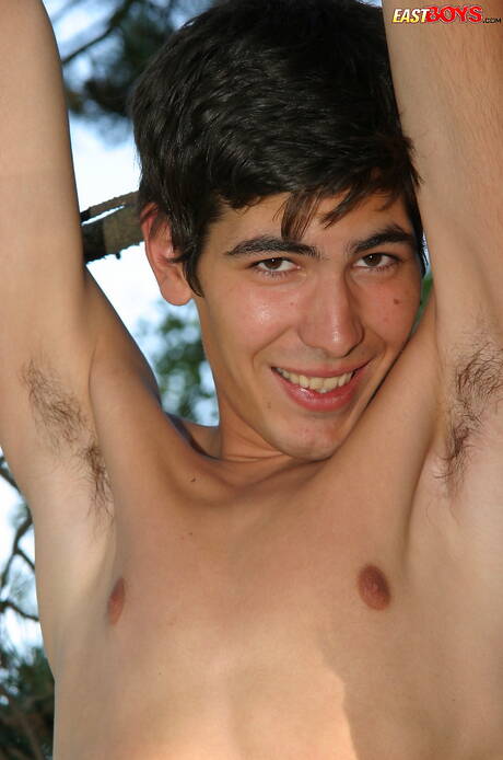 Jonge jongen Valerio wordt naakt en laat zijn mooie kont zien