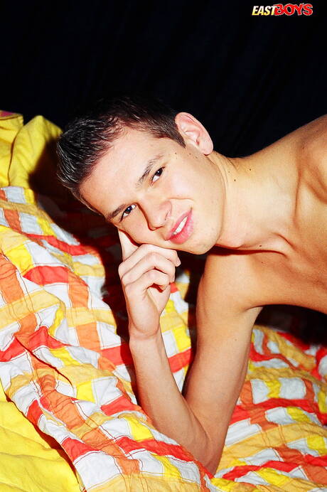 Wesley, minet, joue avec sa bite