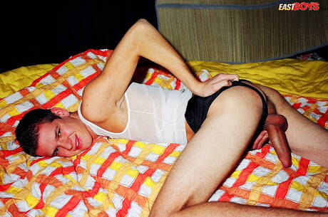 Wesley, minet, joue avec sa bite