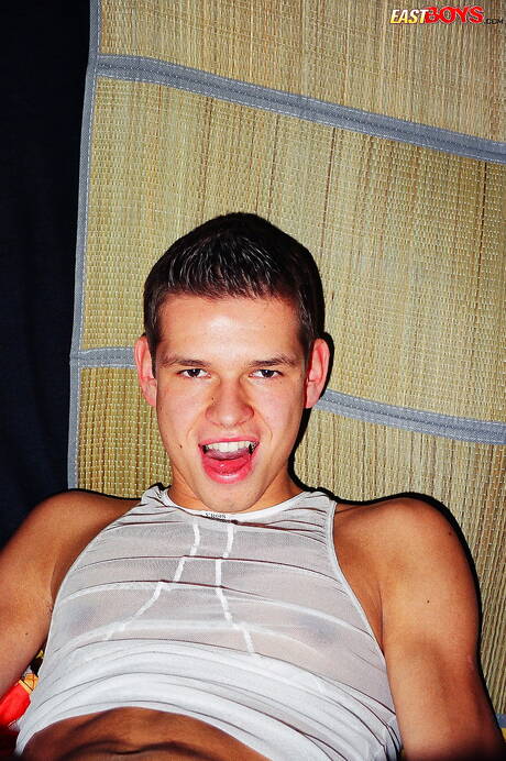 Wesley, minet, joue avec sa bite