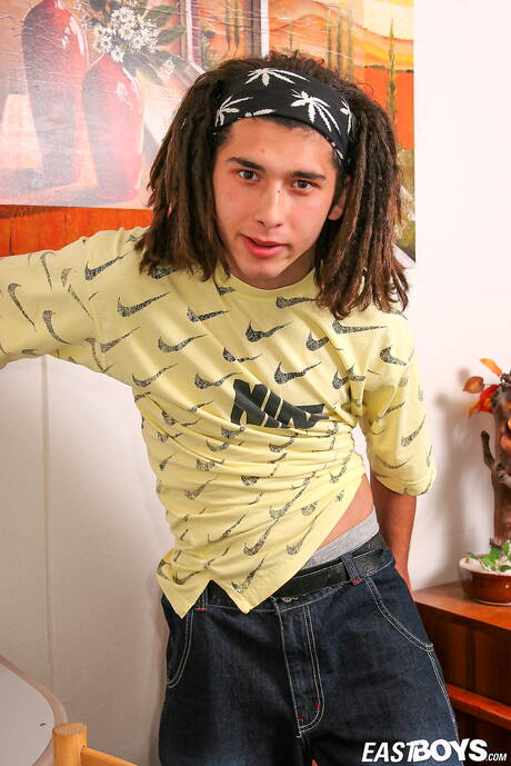 El jovencito caliente Patrizio posando desnudo