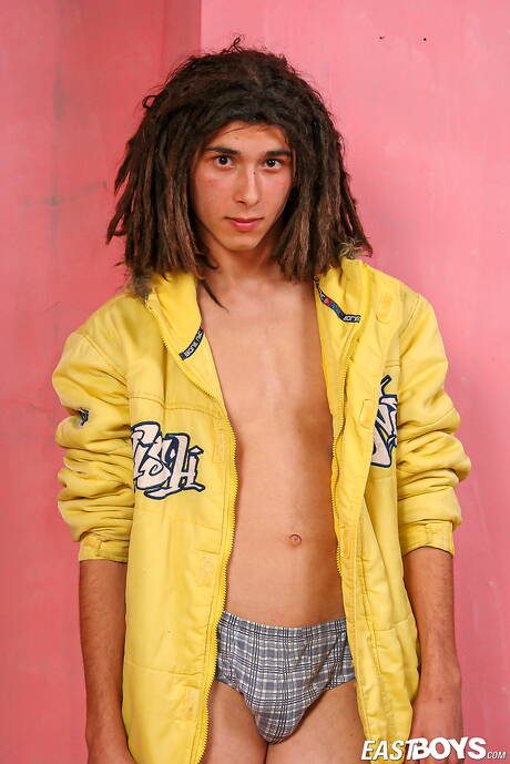 젊은 남자 파트리지오가 자기 꼬라지를 놀리고 있다