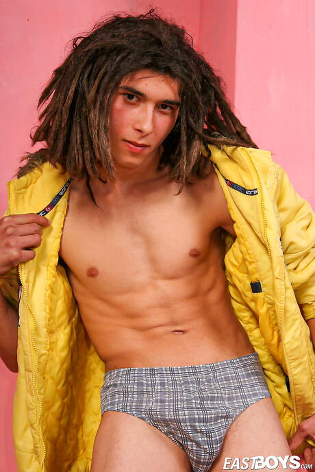 Młody koleś Patrizio drażni swojego kutasa