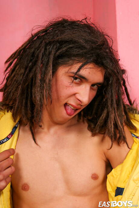 Młody koleś Patrizio drażni swojego kutasa