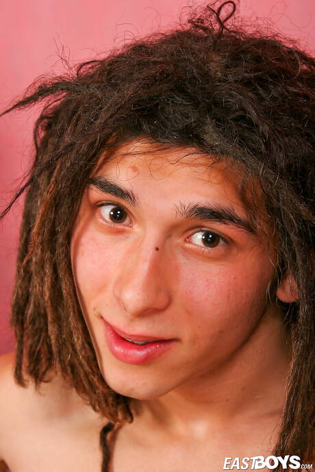 Jonge kerel Patrizio plaagt zijn pik