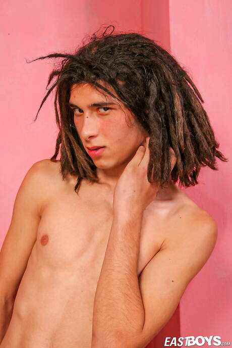 Młody koleś Patrizio drażni swojego kutasa