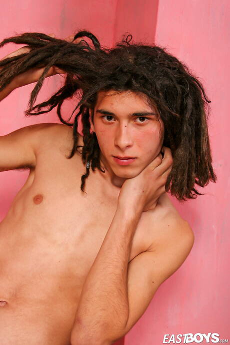 Młody koleś Patrizio drażni swojego kutasa