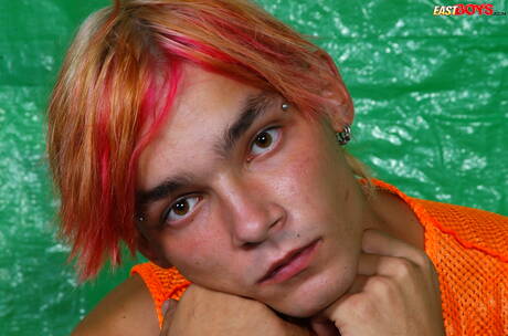 Il ragazzo sexy Panos posa nudo e mostra il suo sedere stretto