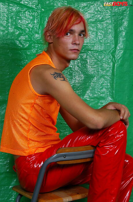 Il ragazzo sexy Panos posa nudo e mostra il suo sedere stretto