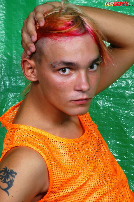 Il ragazzo sexy Panos posa nudo e mostra il suo sedere stretto