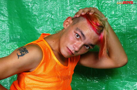 Il ragazzo sexy Panos posa nudo e mostra il suo sedere stretto