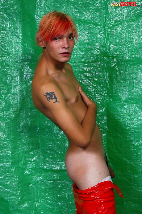 Il ragazzo sexy Panos posa nudo e mostra il suo sedere stretto