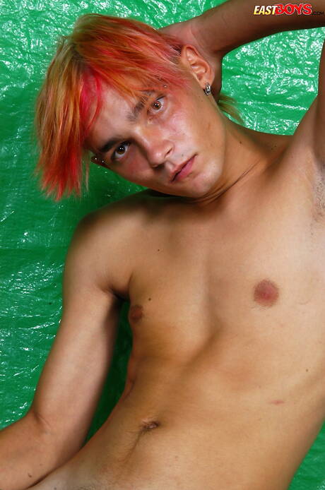 Il ragazzo sexy Panos posa nudo e mostra il suo sedere stretto