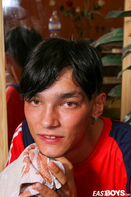 Il bel ragazzo Panos posa nudo