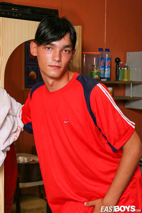 Il bel ragazzo Panos posa nudo