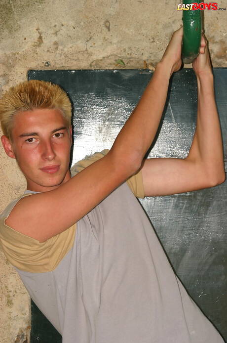 Hübscher Junge Otto posiert nackt und zeigt heißen Hintern im Freien