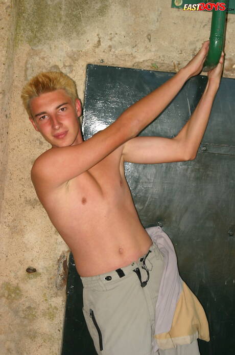 Hübscher Junge Otto posiert nackt und zeigt heißen Hintern im Freien