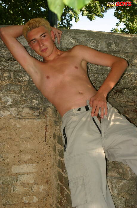 Hübscher Junge Otto posiert nackt und zeigt heißen Hintern im Freien