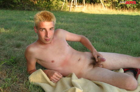 Hübscher Junge Otto posiert nackt und zeigt heißen Hintern im Freien