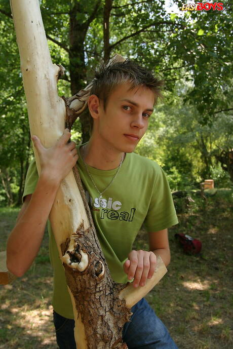 年輕男孩Oto在戶外展現完美身材