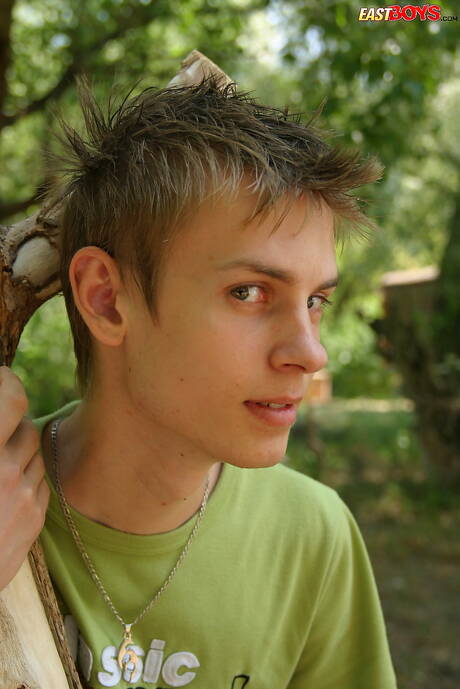 年輕男孩Oto在戶外展現完美身材