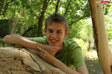 年輕男孩Oto在戶外展現完美身材