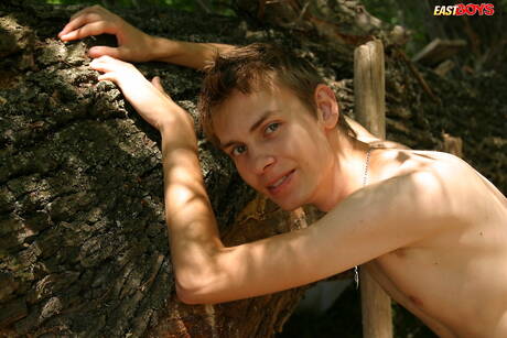 年輕男孩Oto在戶外展現完美身材