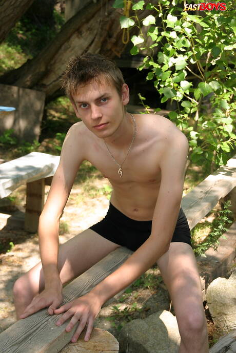 年輕男孩Oto在戶外展現完美身材