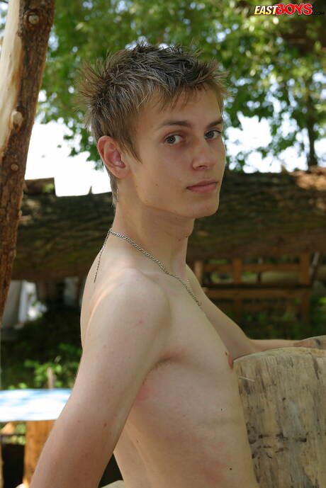 年輕男孩Oto在戶外展現完美身材