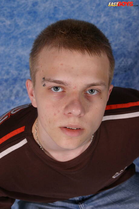 Il giovane Osvald si spoglia e mostra il suo sedere caldo