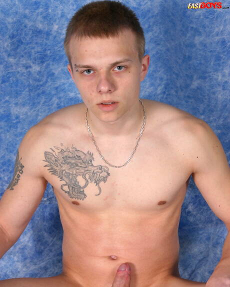 Il giovane Osvald si spoglia e mostra il suo sedere caldo