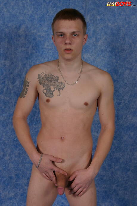 Il giovane Osvald si spoglia e mostra il suo sedere caldo