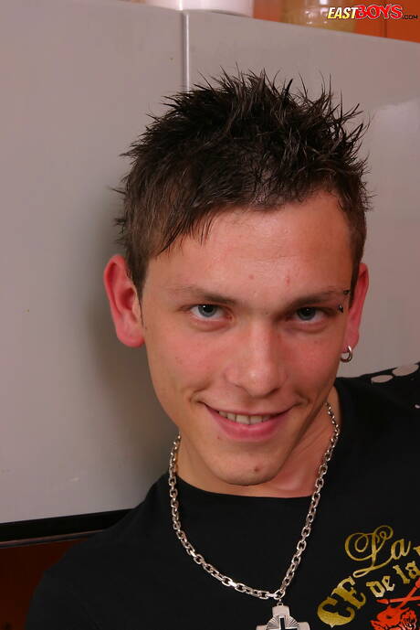 O bonitão Karim posando nu na cozinha