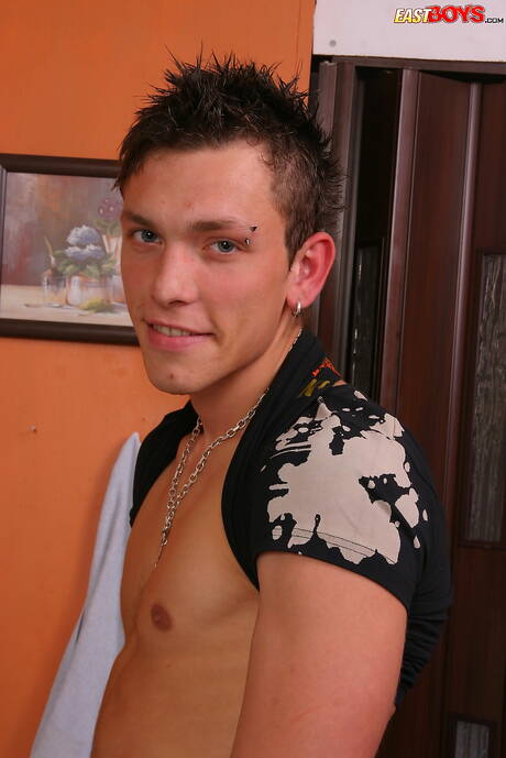 O bonitão Karim posando nu na cozinha