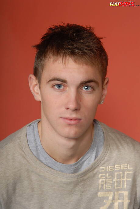 Young Jurgen get naked and showing his butt