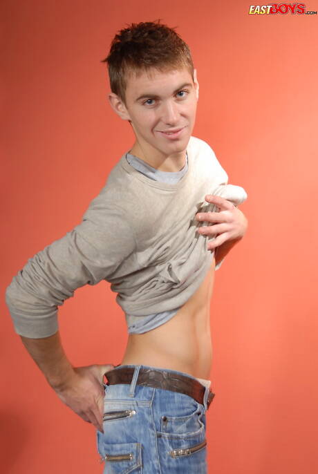 Young Jurgen get naked and showing his butt