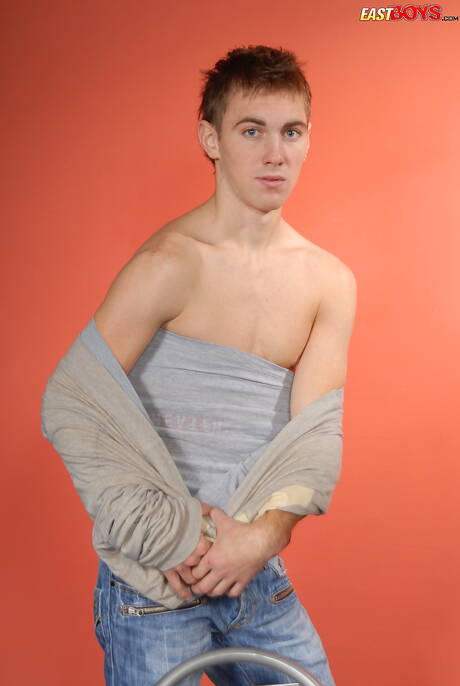 Young Jurgen get naked and showing his butt