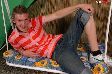 Twink Juraj zeigt draußen einen perfekten Körper