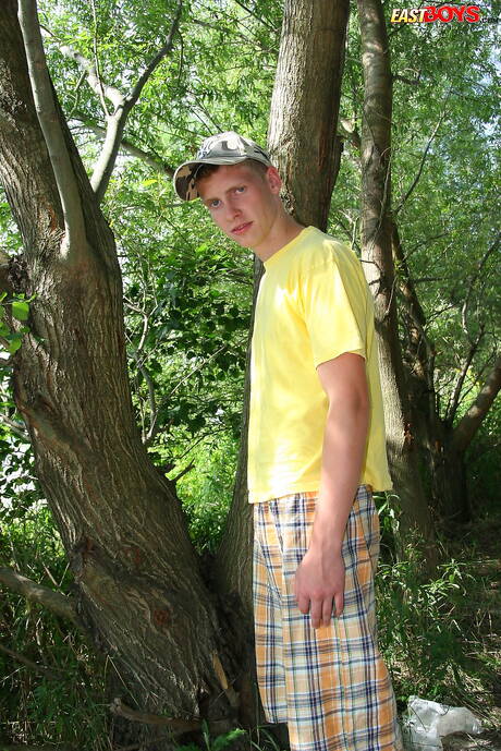 Twink Juraj zeigt draußen einen perfekten Körper