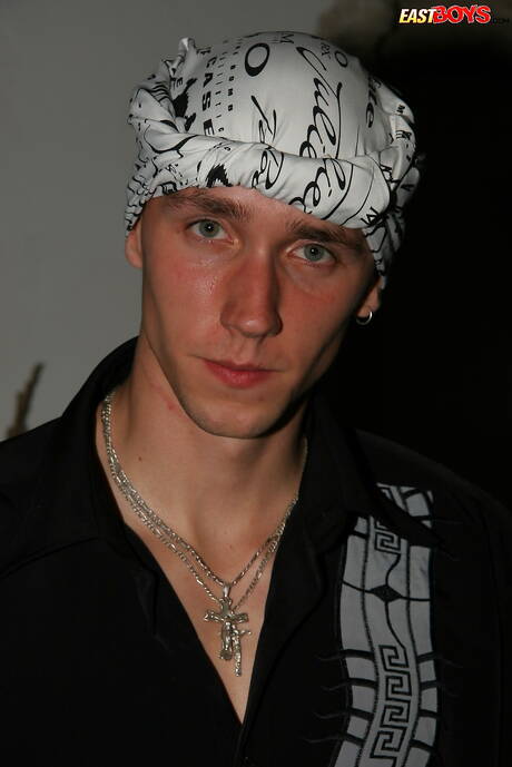 아름다운 소년 로베르토가 완벽한 몸매를 보여줍니다.