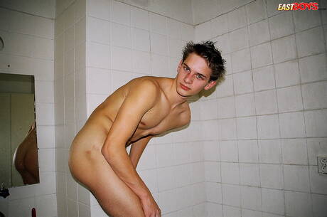 East Boys: Gorący młodzieniec Robbie pozuje nago i pokazuje gorący tyłek w łazience