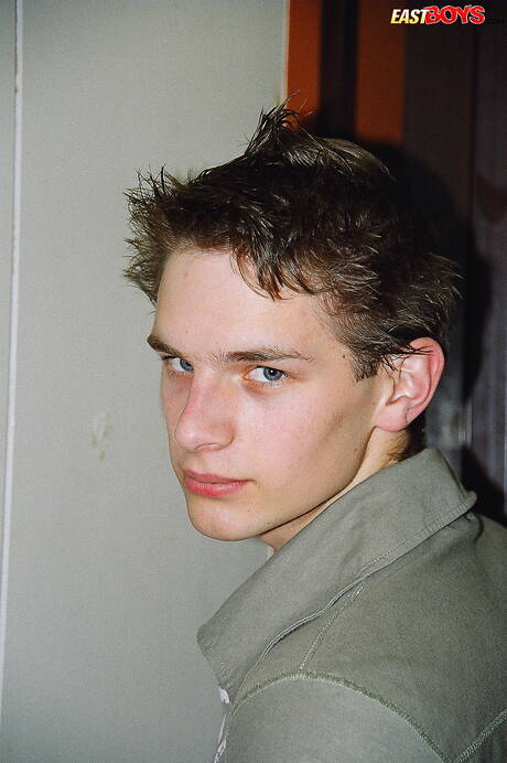 Le minet chaud Robbie pose nu et montre ses fesses chaudes dans la salle de bain